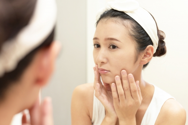 顔の浮腫みやほうれい線が気になる女性
