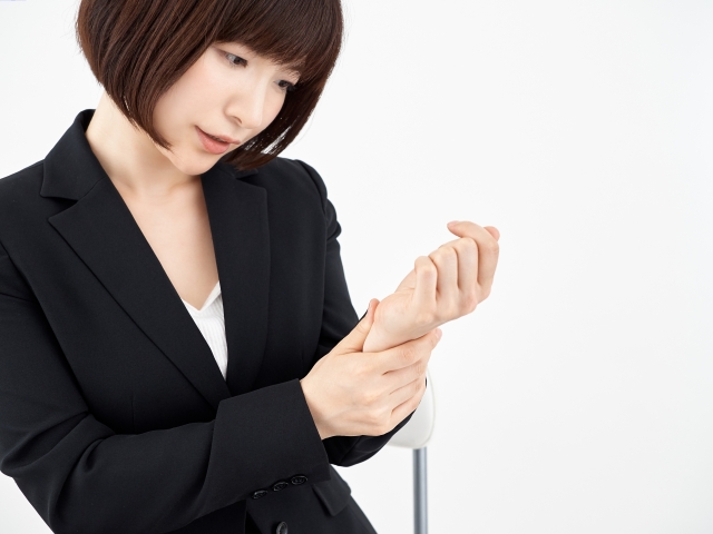 腱鞘炎の辛い症状に悩む女性