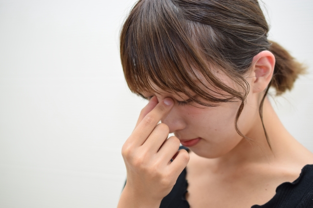 下向きの姿勢を長時間続ける事も原因になります