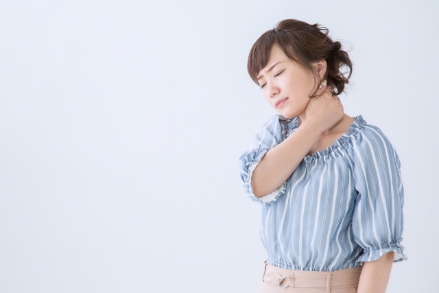 寝違えた女性